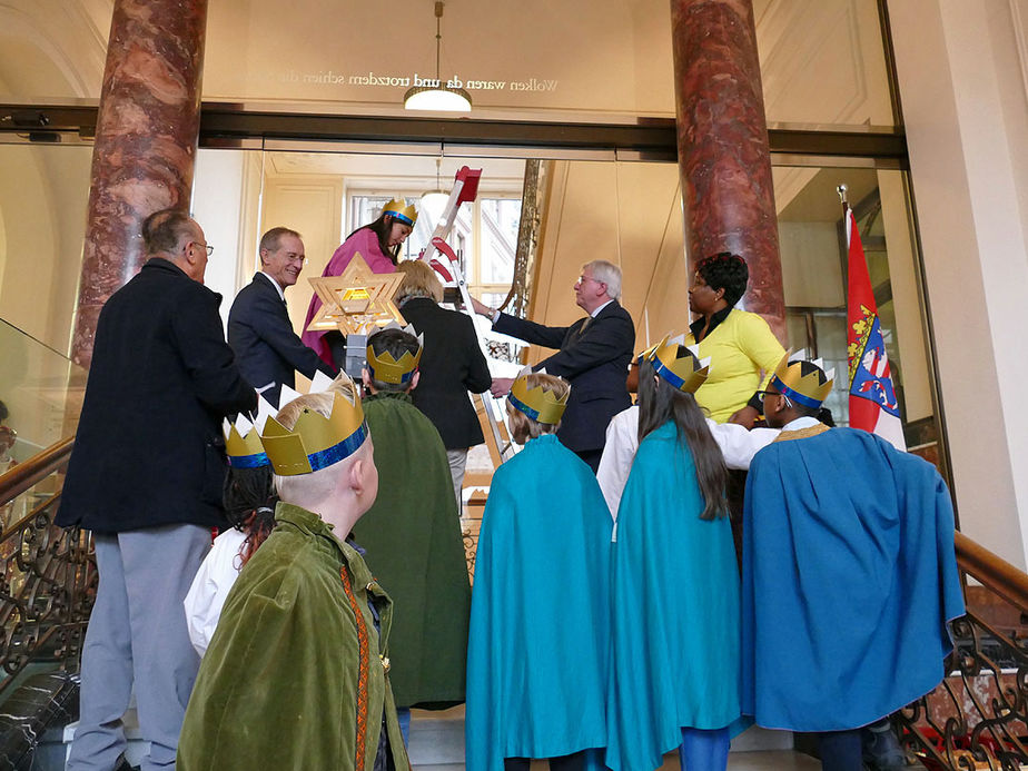 Naumburger Sternsinger zu Besuch beim Hessischen Ministerpräsidenten Volker Bouffier (Foto: Karl-Franz Thiede)